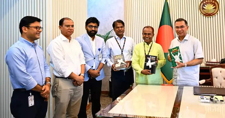 ‘বীর রাষ্ট্রনায়ক জিয়াউর রহমান’ গ্রন্থের মোড়ক উন্মোচন করেছেন তারেক রহমান
